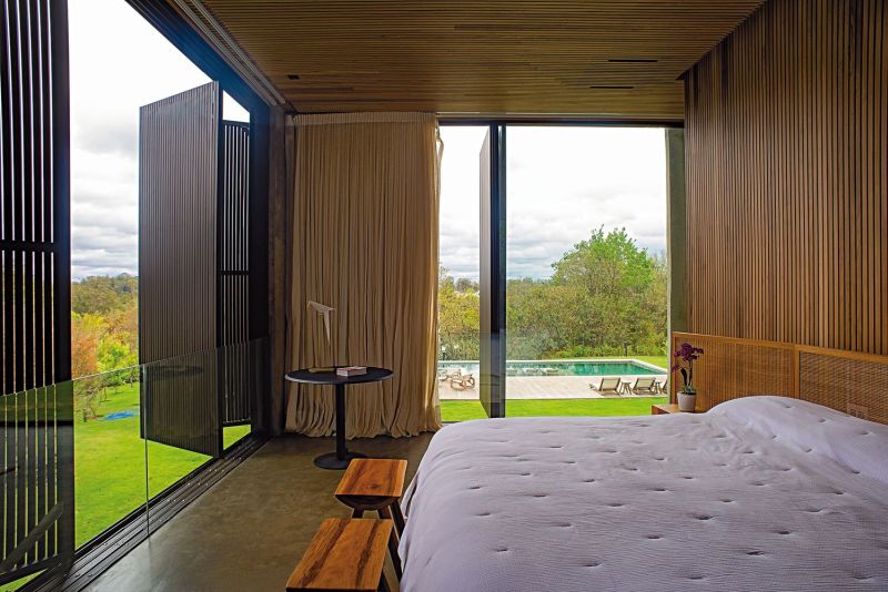 В спальнях есть вертикальные складывающиеся панели, которые можно открывать, открывая красивые открытые площадки.