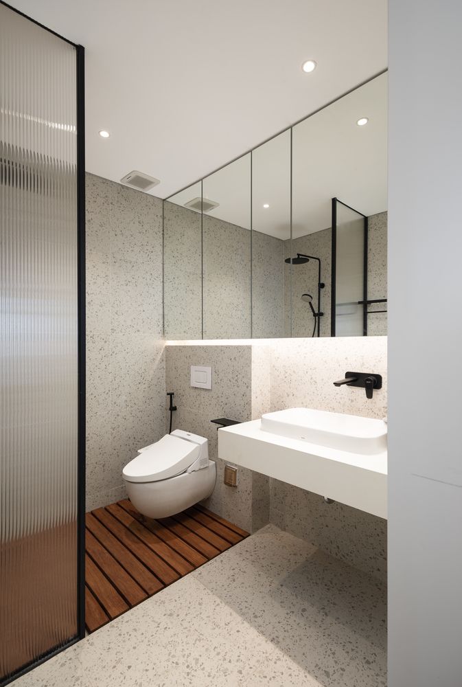 В ванной зеркала и стеклянная душевая перегородка создают впечатление просторной и открытой комнаты.