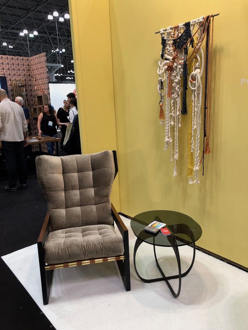 В переходной мебели, такой как этот стул от Post and Gleam, традиционные линии сочетаются с современными материалами.