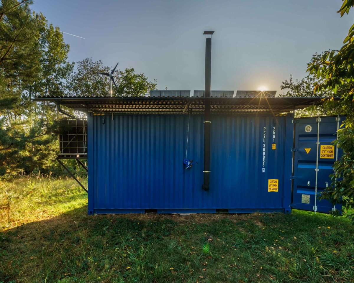 Это автономный дом, который производит собственную солнечную и ветровую энергию.