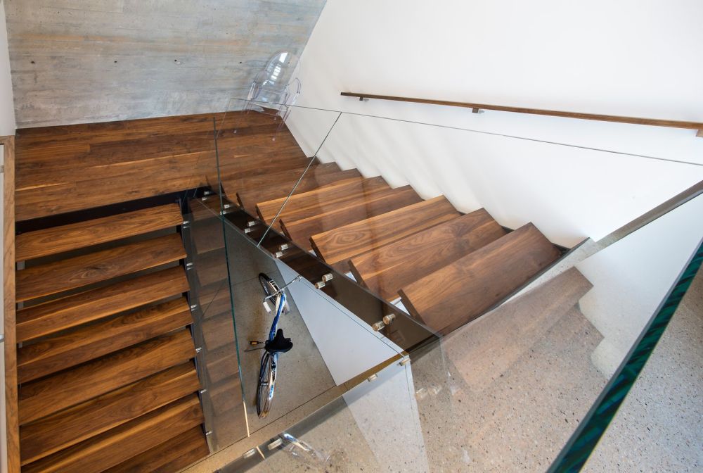 Это лестница, соединяющая пол, и она также спроектирована с использованием тех же основных материалов.