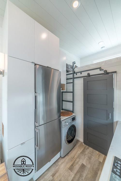 Раздвижные двери сарая в ванной и спальне окрашены в серый цвет. 