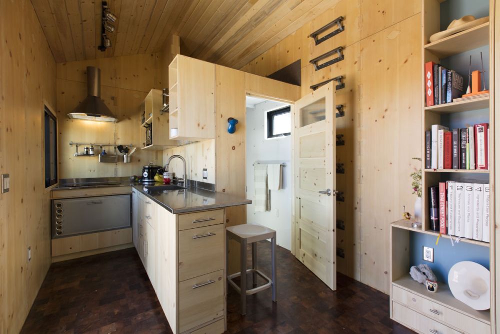 Кухня компактна, но хорошо оборудована индукционной плитой, мини-духовкой и холодильником с выдвижным ящиком.