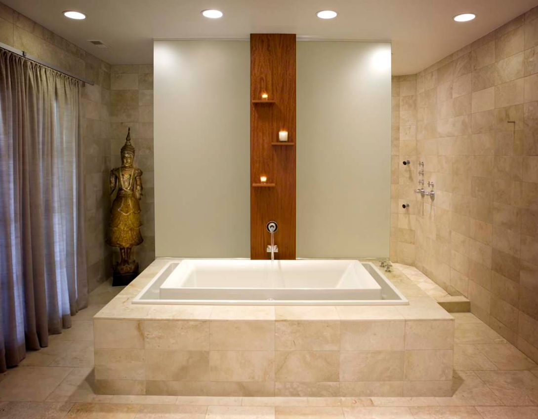 Высокая металлическая азиатская статуя подчеркивает чувство дзен в дизайне этой чикагской ванной комнаты.