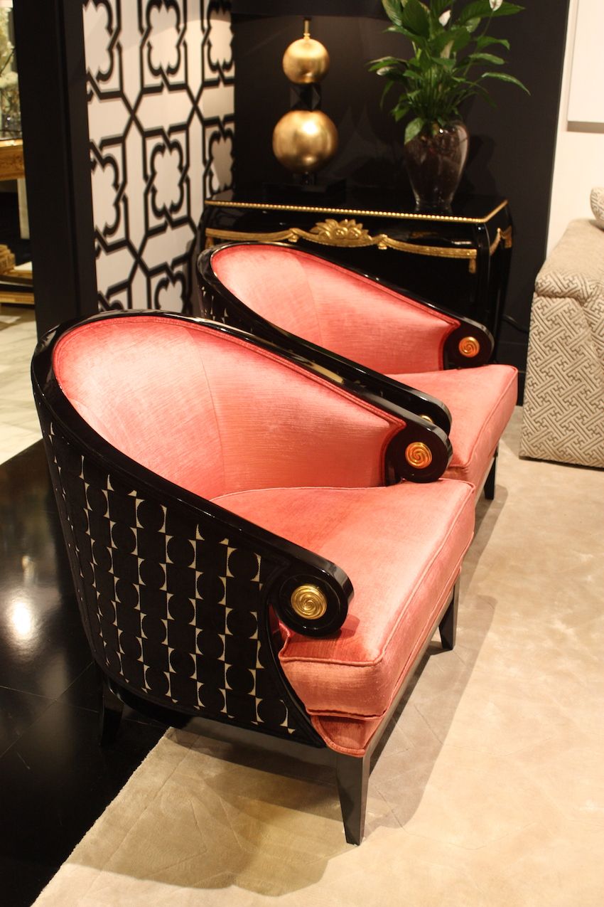 Эти стулья сочетают в себе несколько элементов, в том числе роскошный бархат и геометрический текстиль.