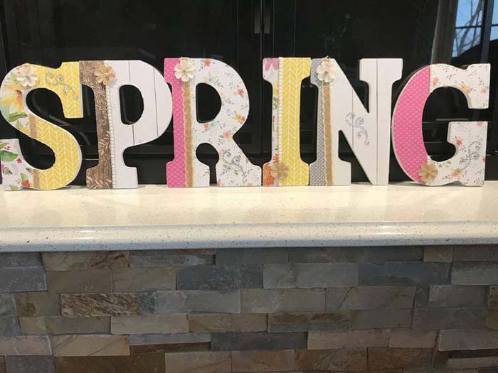 Украшенные деревянные вырезки из букв с надписью «Весна» #Easter #sign #decorhomeideas