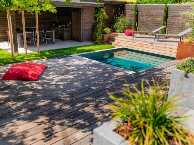 Деревянная терраса и мини-бассейн для обогрева городского сада 