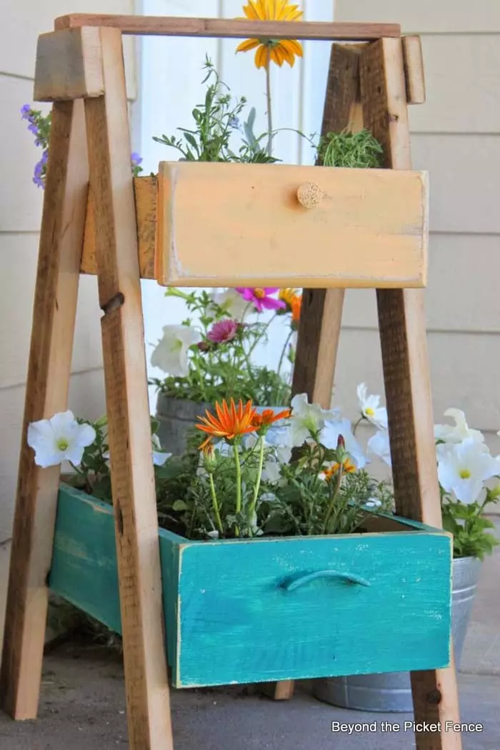 Причудливая перепрофилированная лестничная полка для растений # весна # плантатор #decorhomeideas