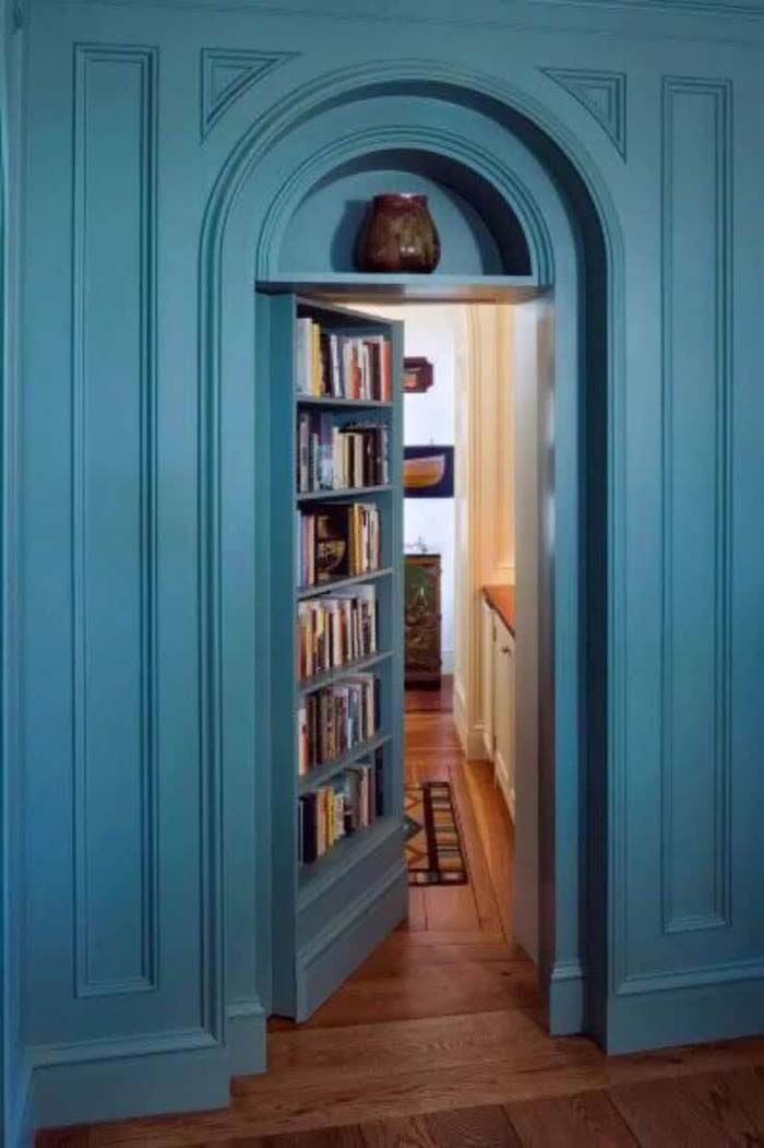 Качающийся книжный шкаф с декоративной лепкой