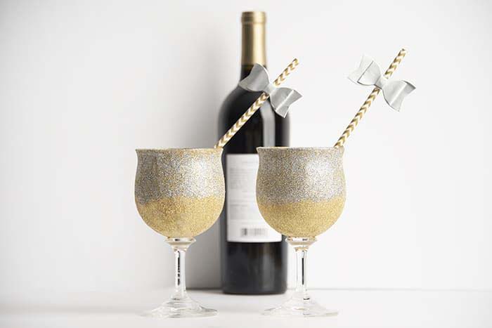 Бокалы для вина с блестками своими руками # Новый Год # украшения #decorhomeideas
