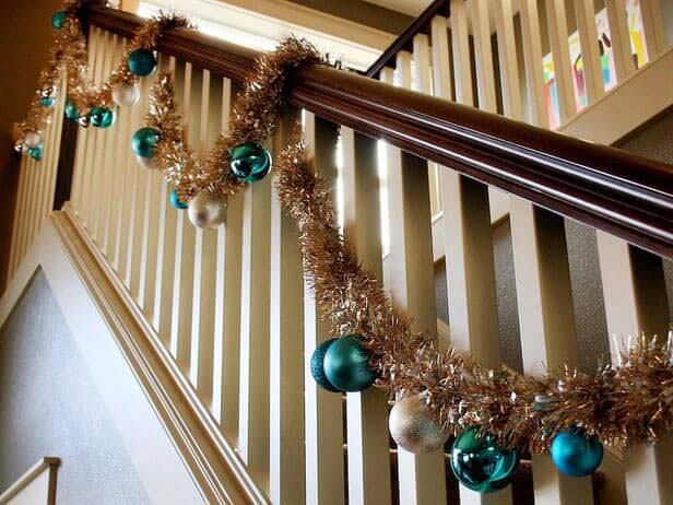 Лестничная гирлянда с золотым и зеленым орнаментом # Рождество # мишура #diy #decorhomeideas