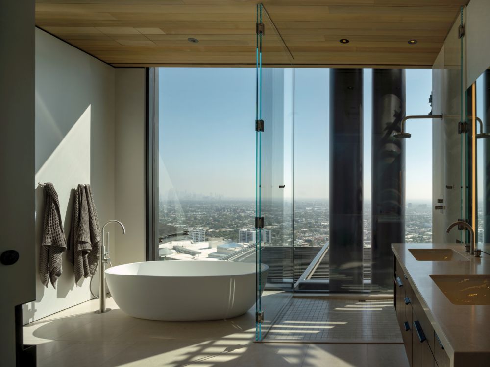 Окна во всю высоту и стеклянные стены превращают главную ванную комнату в роскошный спа-салон.