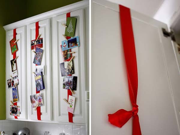 Привяжите ленту к кухонному шкафу, чтобы разместить рождественские открытки #Christmas #hanginghacks #decorhomeideas