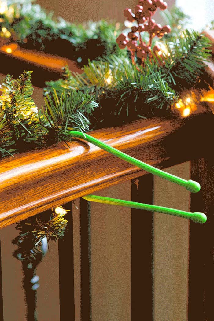 Прикрепите гирлянду с помощью кабельных органайзеров #Christmas #hanginghacks #decorhomeideas