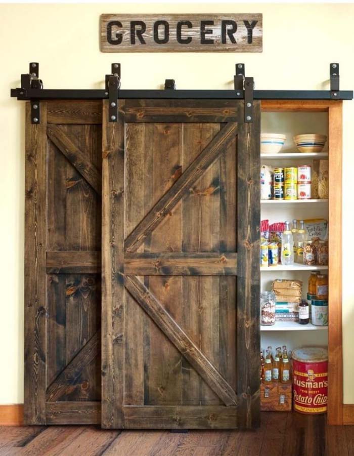 Кладовая у двери сарая со старинными аксессуарами #farmhouse #furniture #decorhomeideas