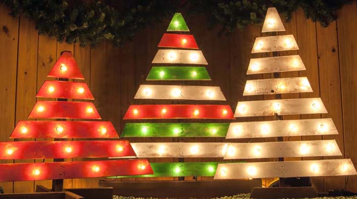 Marquee Light Pallet Christmas Tree #Christmas #Christmastree #pallet #decorhomeideas