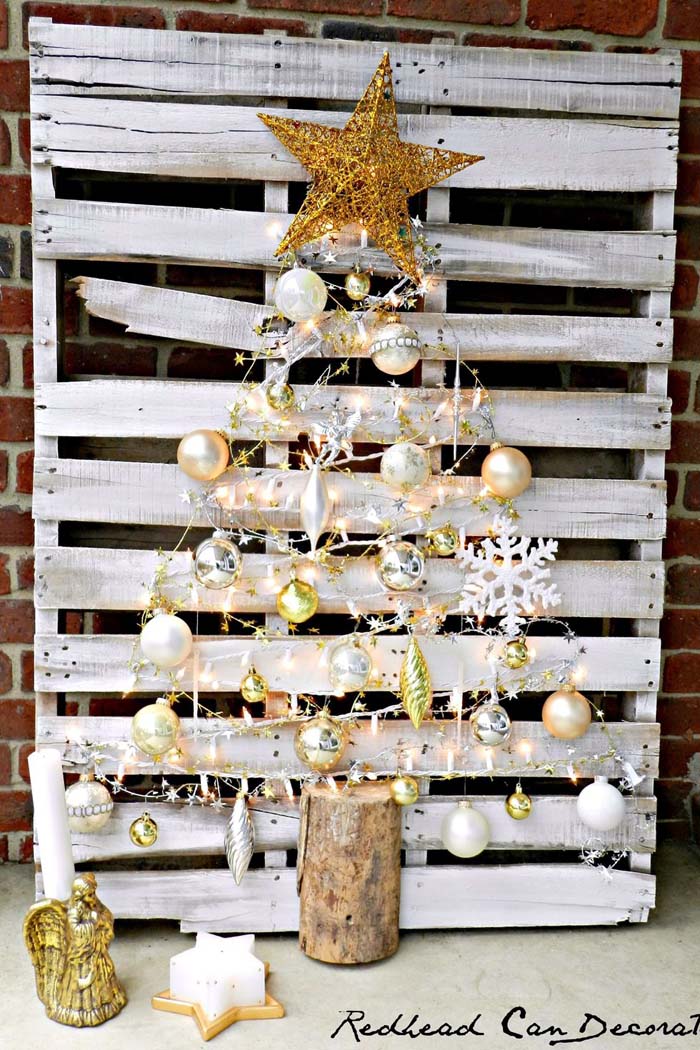 Новогодняя елка из гирлянды из ниток #Christmas #Christmastree #pallet #decorhomeideas