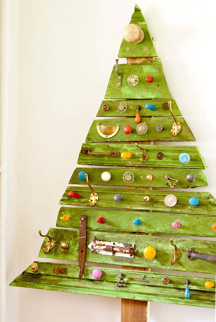 Новогодняя елка из переработанных деревянных поддонов #Christmas #Christmastree #pallet #decorhomeideas
