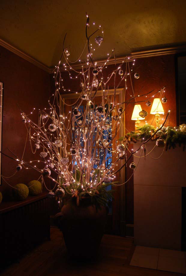 Голая ветвь дерева с огнями #Christmas #indoordecorations #decorhomeideas
