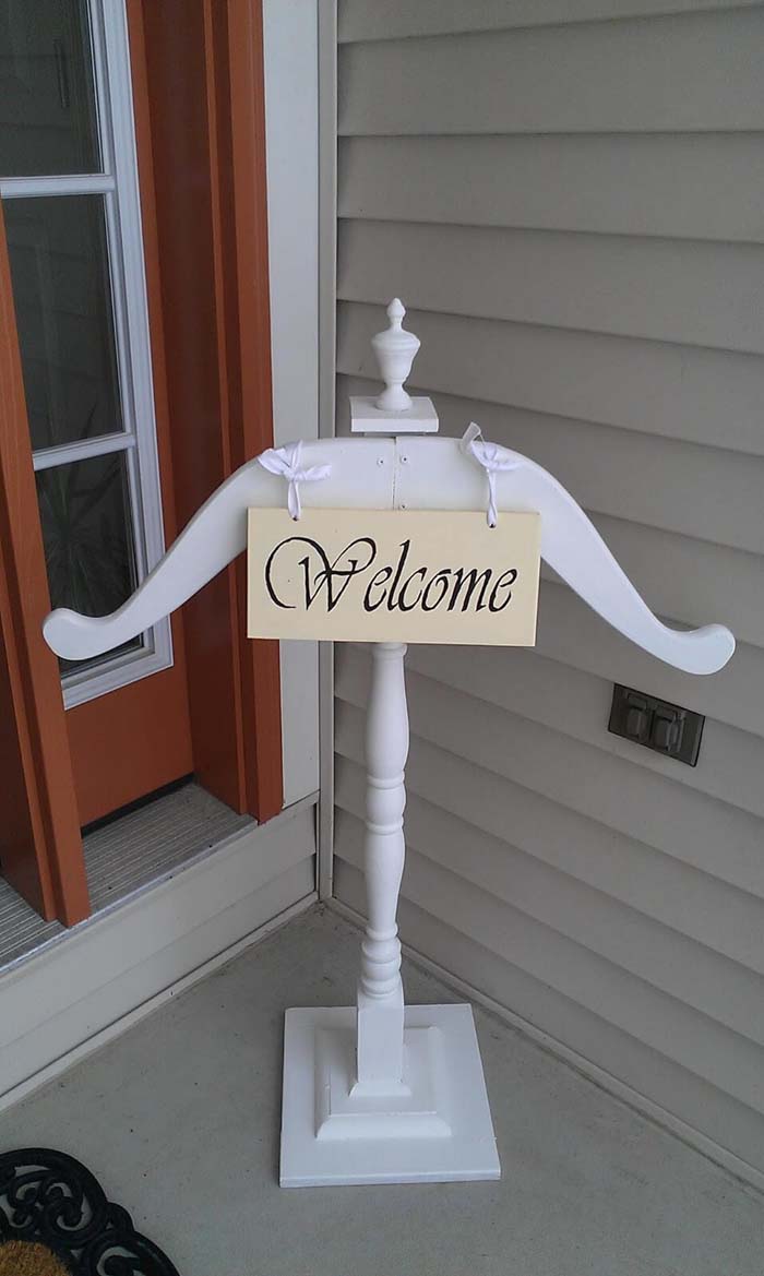 Очаровательный белый приветственный пост и висящий знак #porch #post #decorhomeideas