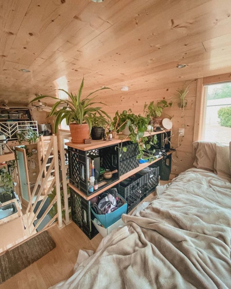 В спальной зоне есть небольшой шкаф, сделанный из перепрофилированных ящиков и деревянных досок.