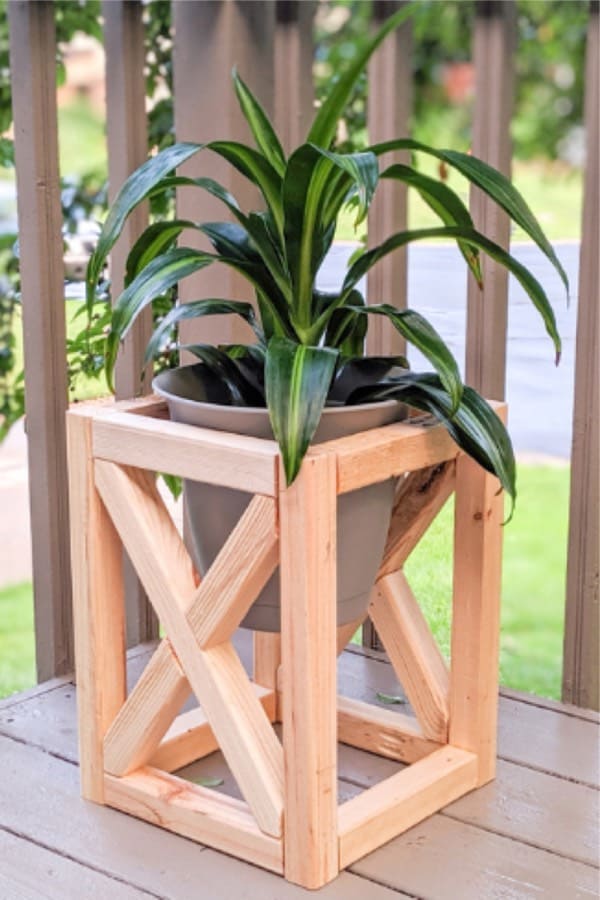 Easy Outdoor Plant Stand Tutorial #diy #plantstand #decorhomeideas