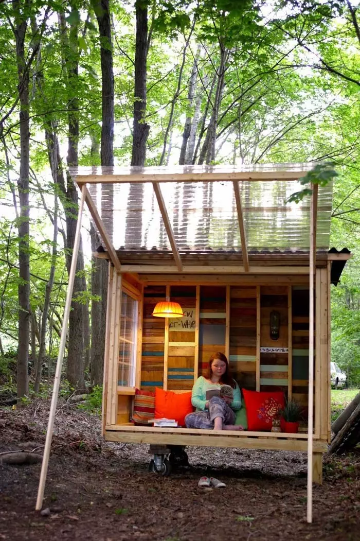 Крошечный домик на колесиках, сделанный из вторичных материалов #backyardhouse #decorhomeideas