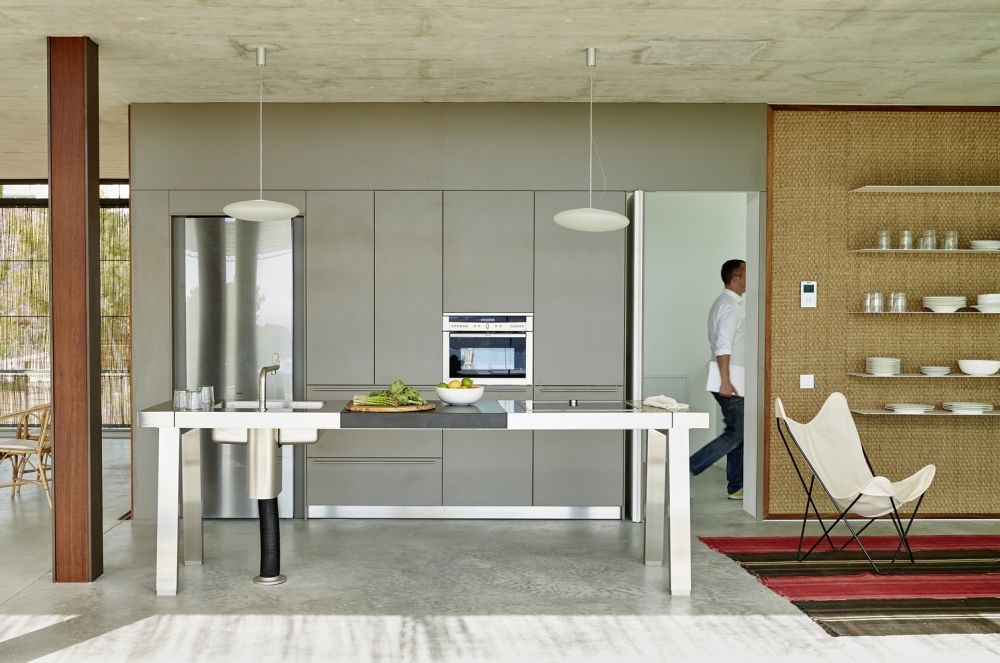 Открытая кухня отличается плоским минималистичным дизайном и цветовой палитрой, которая помогает ей больше выделяться.