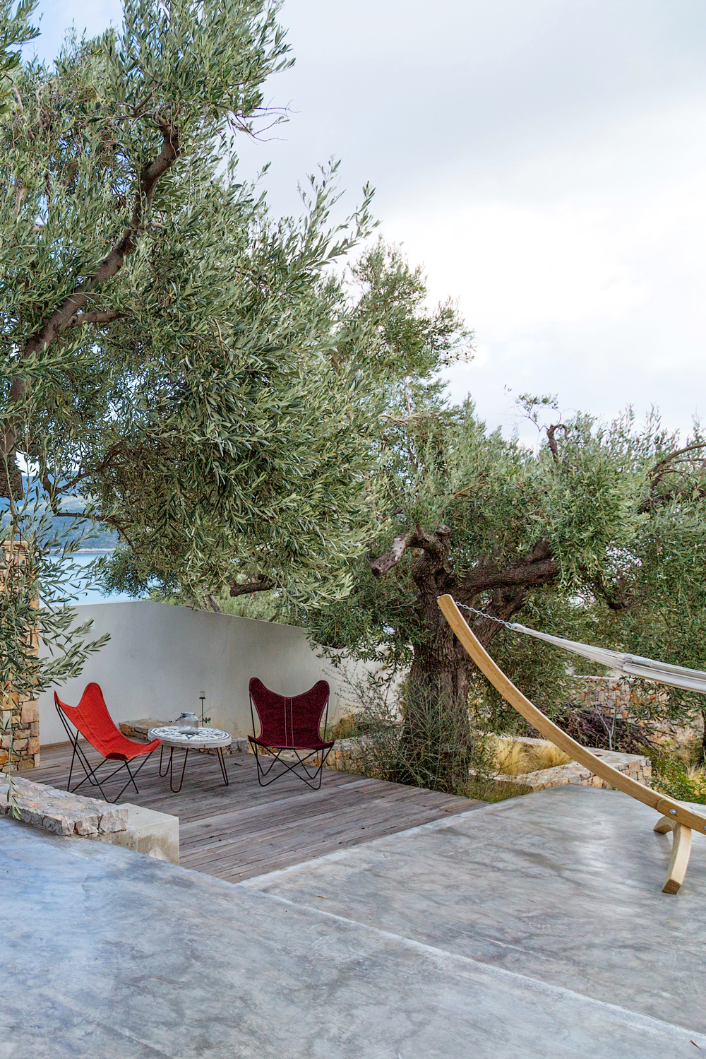 садовый настил с заливным бетонным полом на контрасте оливковых рощ