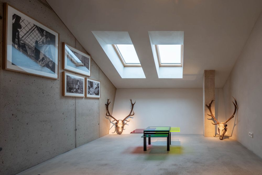 Это красивое пространство галереи имеет угловой потолок с мансардными окнами, которые наполняют его естественным светом.