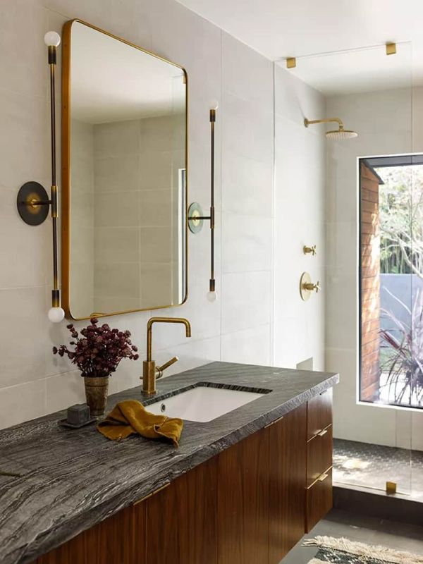 Ванная комната выглядит очень стильно благодаря латунной сантехнике.