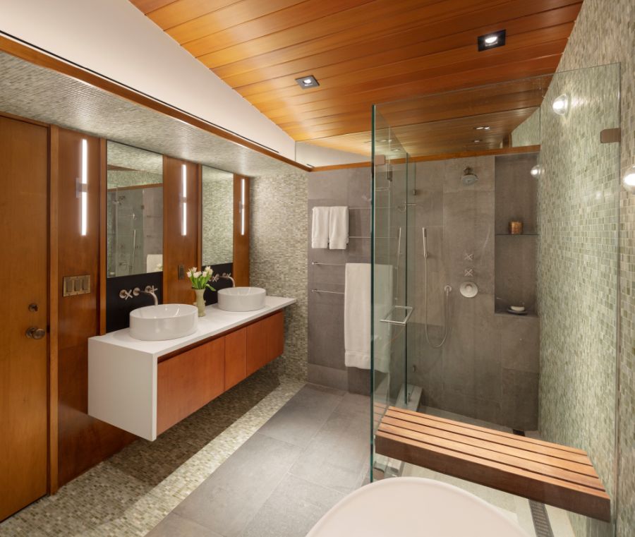 В спальнях есть ванные комнаты со стеклянными душевыми кабинами и другими стильными элементами.