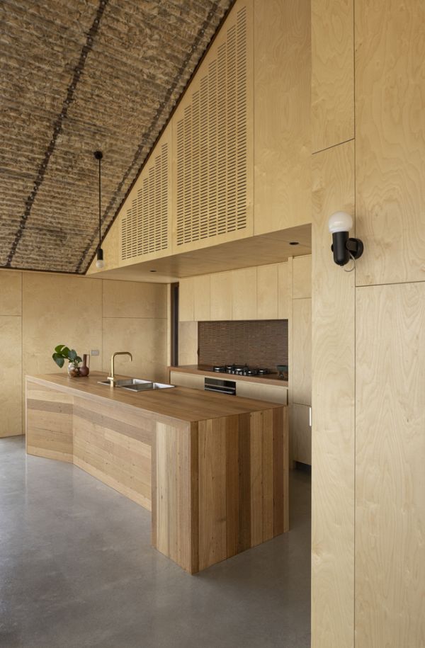 Открытая кухня имеет геометрический остров с элегантным дизайном.
