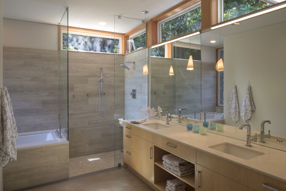 Через потолочные окна в ванную комнату проникает естественный свет, не оголяя интерьер.
