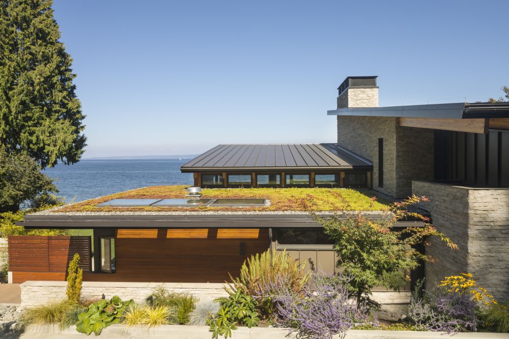 Зеленая консольная крыша позволяет внутренним пространствам расширяться в сторону великолепных видов.