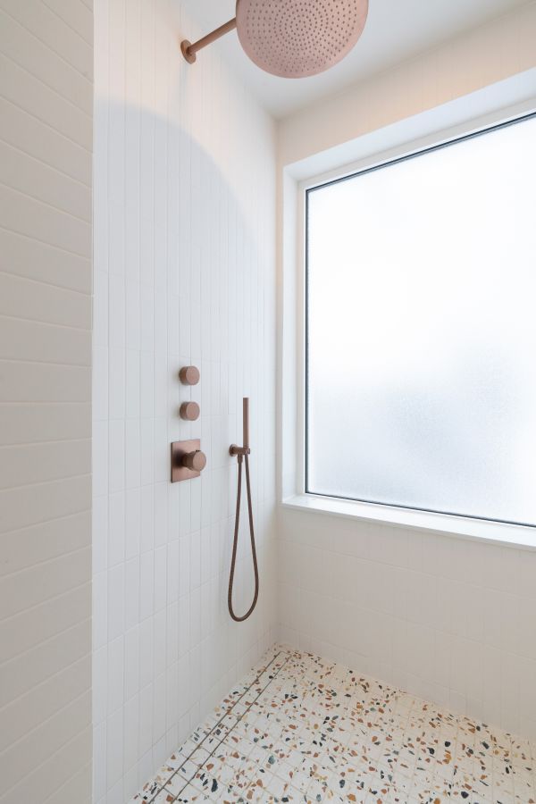 Медные светильники добавляют шикарный и гламурный штрих в минималистскую ванную комнату.