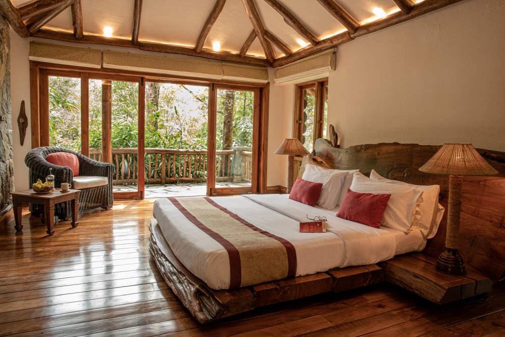 Главная спальня выходит на частную террасу с прекрасным видом на лес.