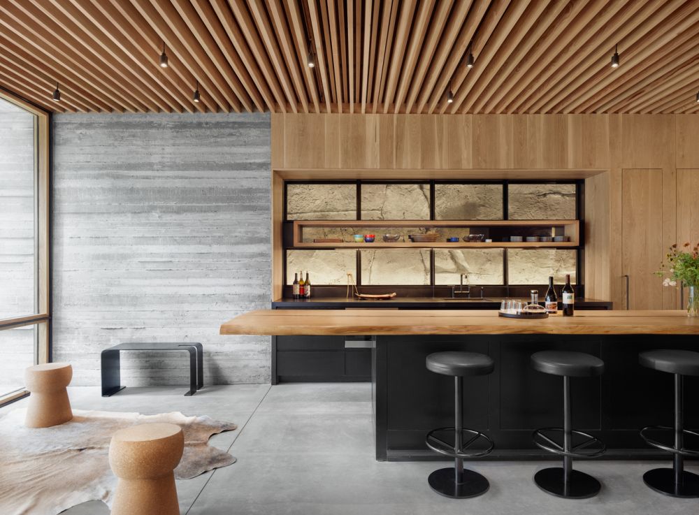 Стильный деревянный потолок в баре и лаундже создает теплую и уютную атмосферу.