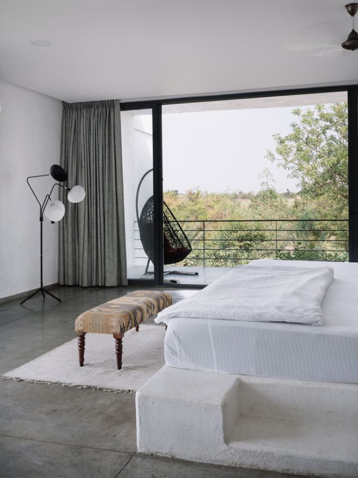 У этой уютной спальни есть собственный небольшой балкон с видом на густую растительность снаружи.