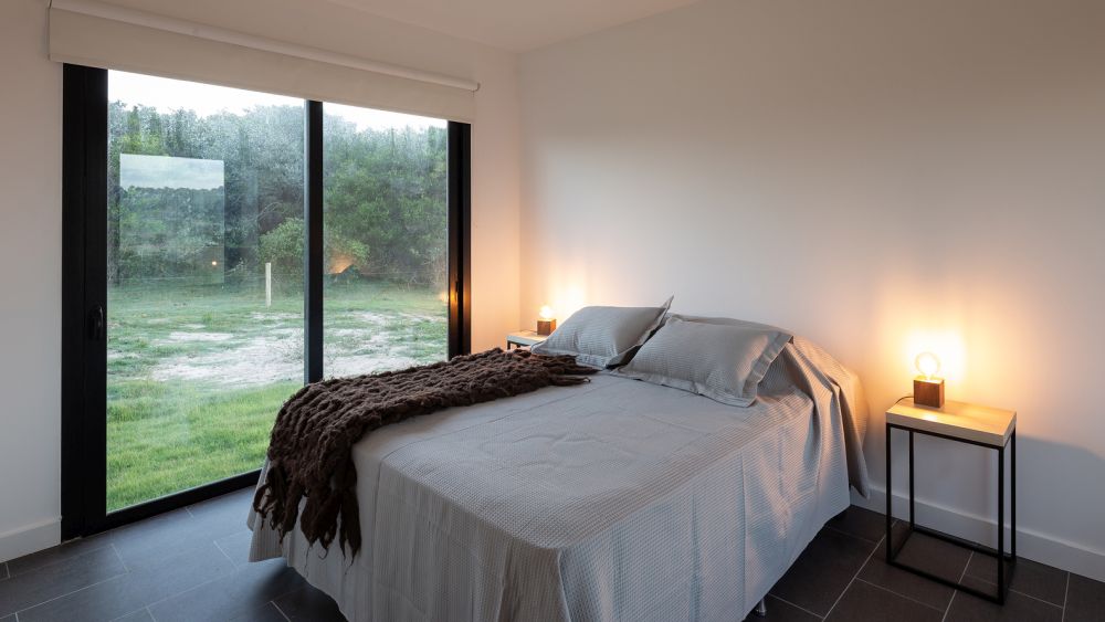 Спальни декорированы очень просто и с использованием монохромных элементов.