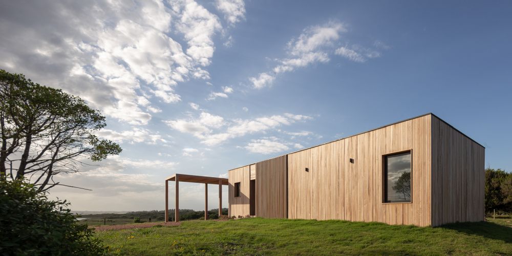 Деревянный фасад позволяет дому более естественно вписаться в окружающую среду.