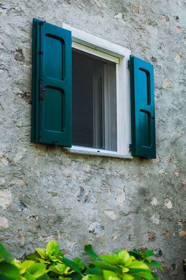 Сделайте акцент на фасаде вашего дома голубыми ставнями павлиньего цвета