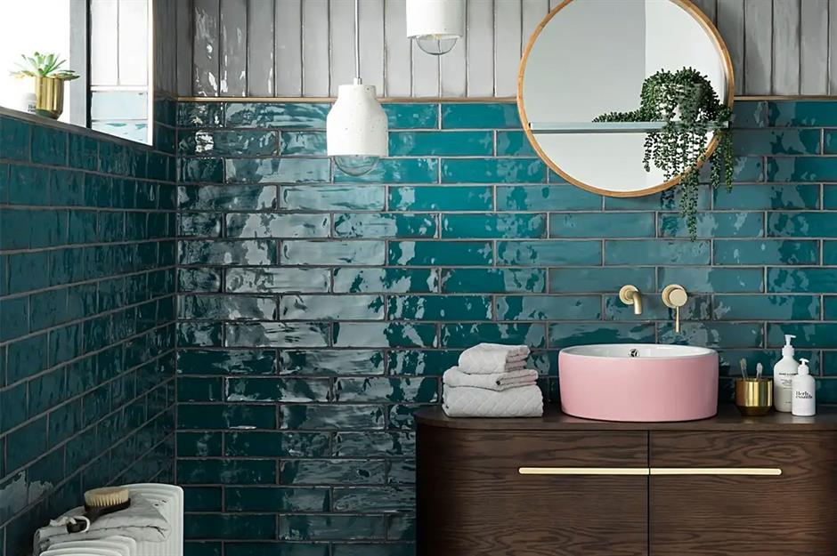 Украсьте ванную комнату с помощью синей плитки павлина