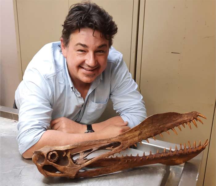 Один из авторов исследования, Тимоти Ричардс, рядом с черепом птерозавра, принадлежащим к ангангерской группе.  © Тимоти Ричардс