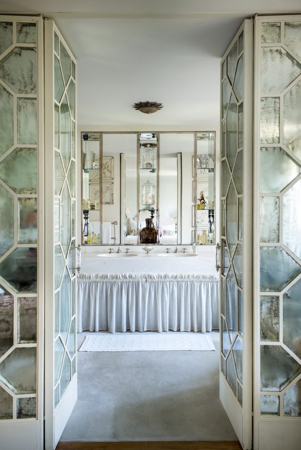 хранение в ванной с зеркальными дверьми