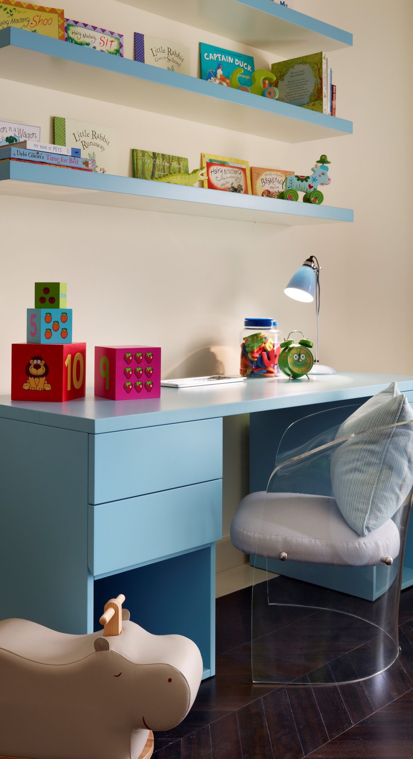 детский стол синий и современный