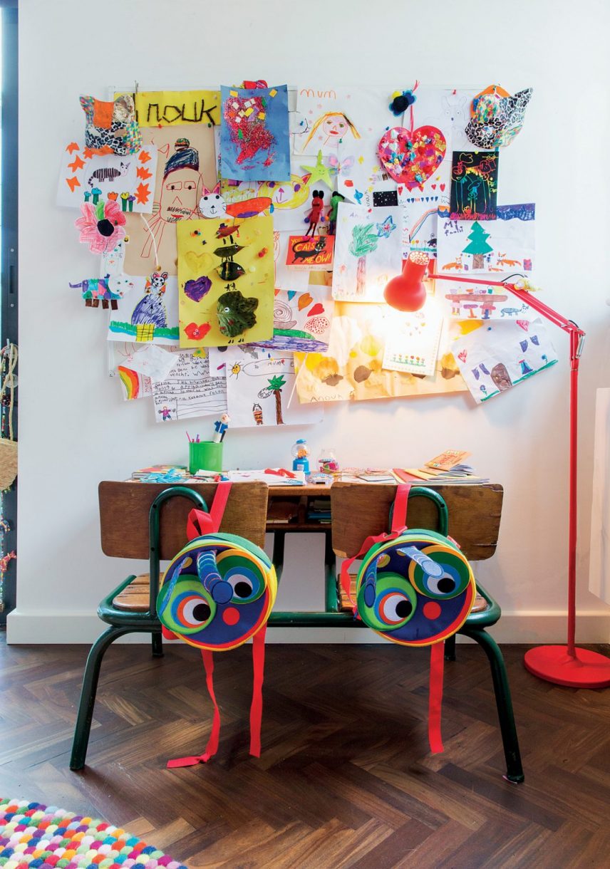 Детский рабочий стол с доской, полной произведений искусства