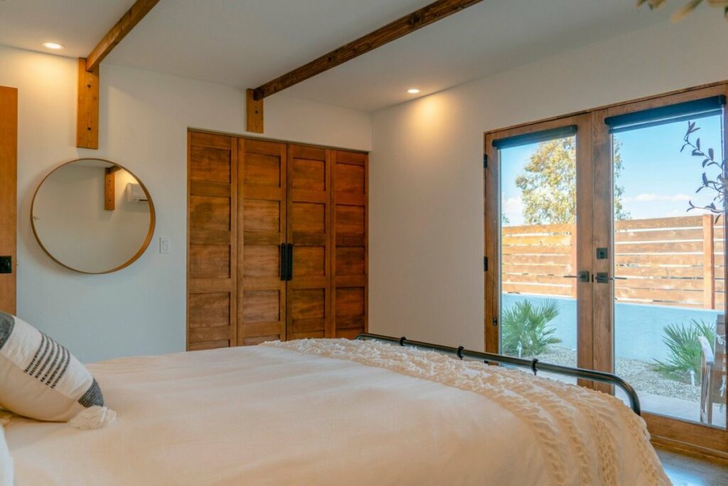 Во всех трех спальнях есть большие кладовые, скрытые за этими деревянными дверями.