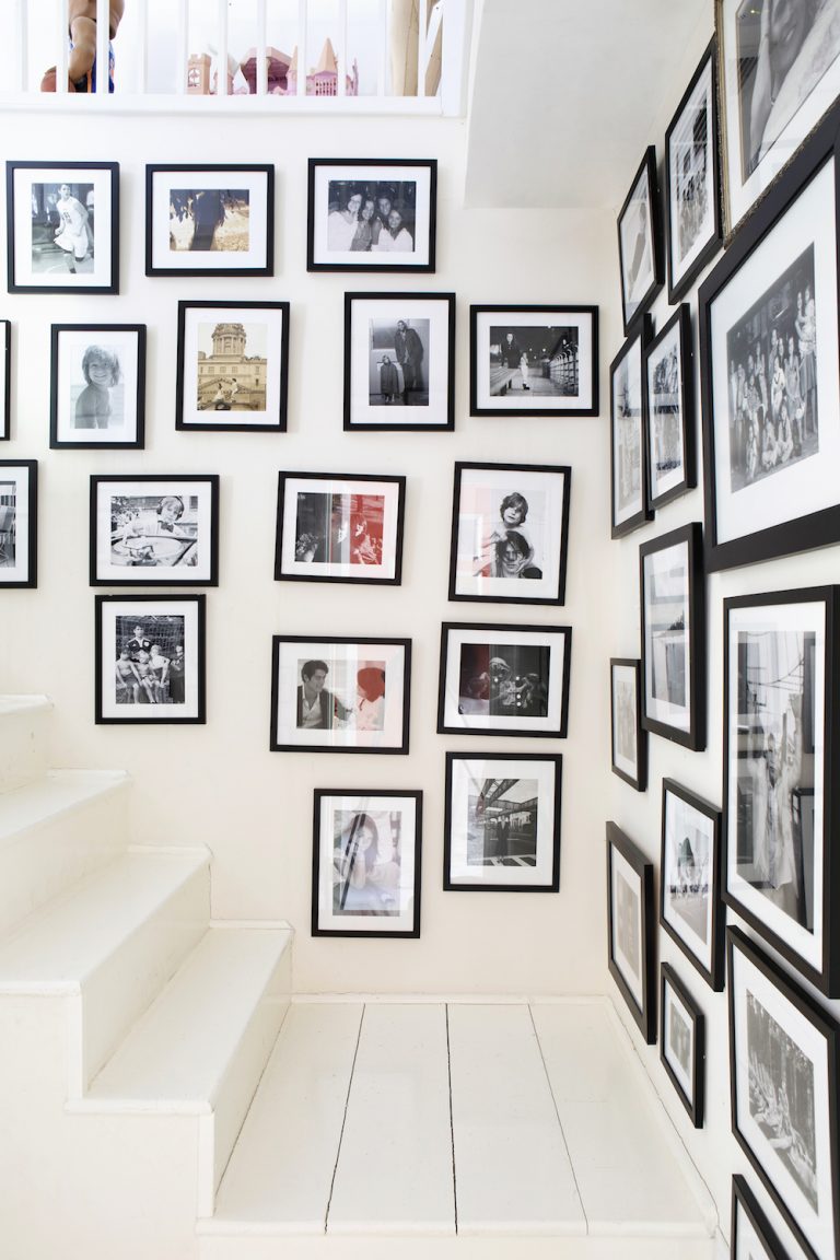 галерея идей стены с черно-белыми фотографиями